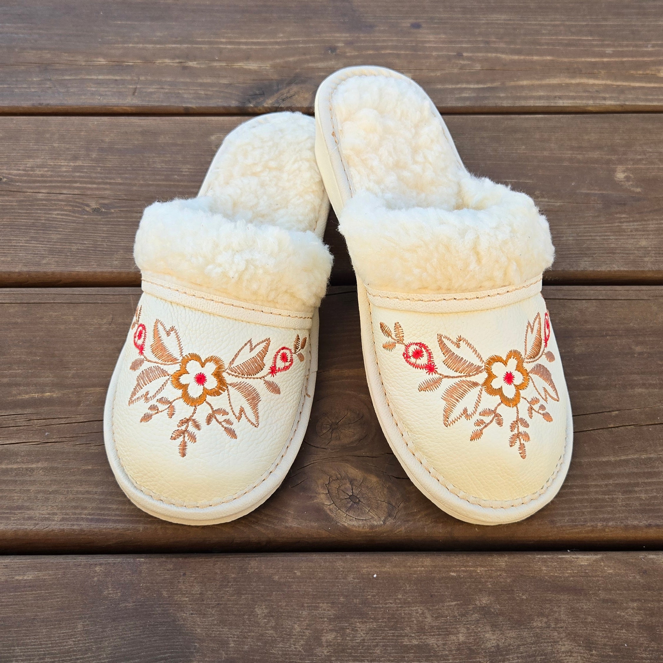 Chaussons en laine avec talon