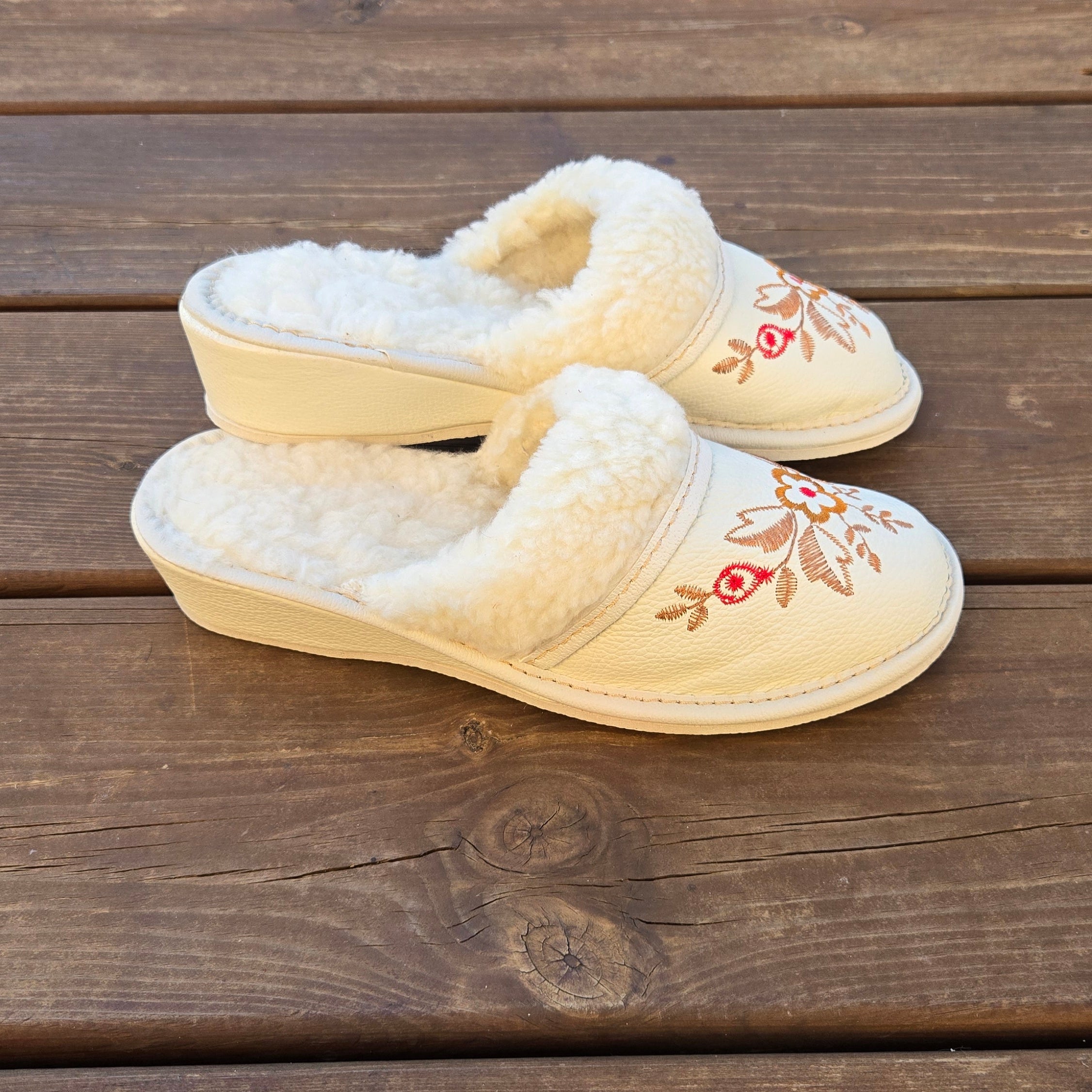 Chaussons en laine avec talon