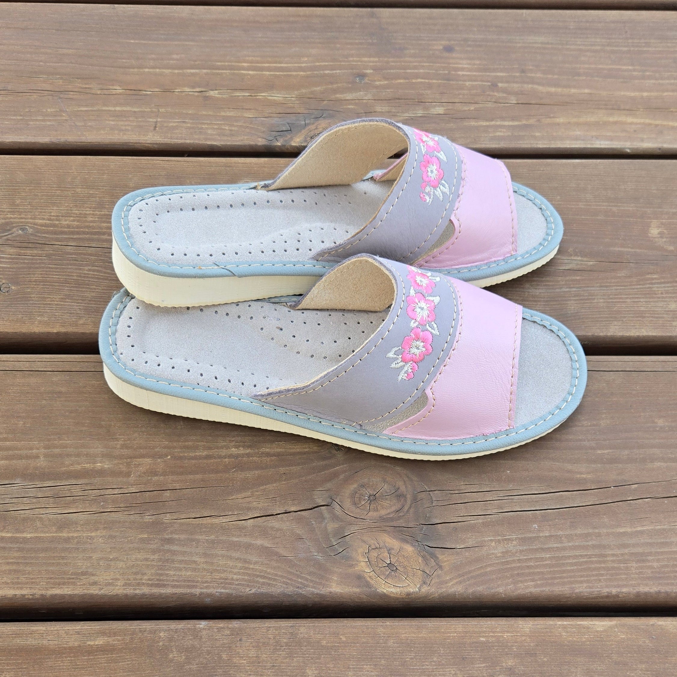 Pantoufles cuir rose gris bout ouvert