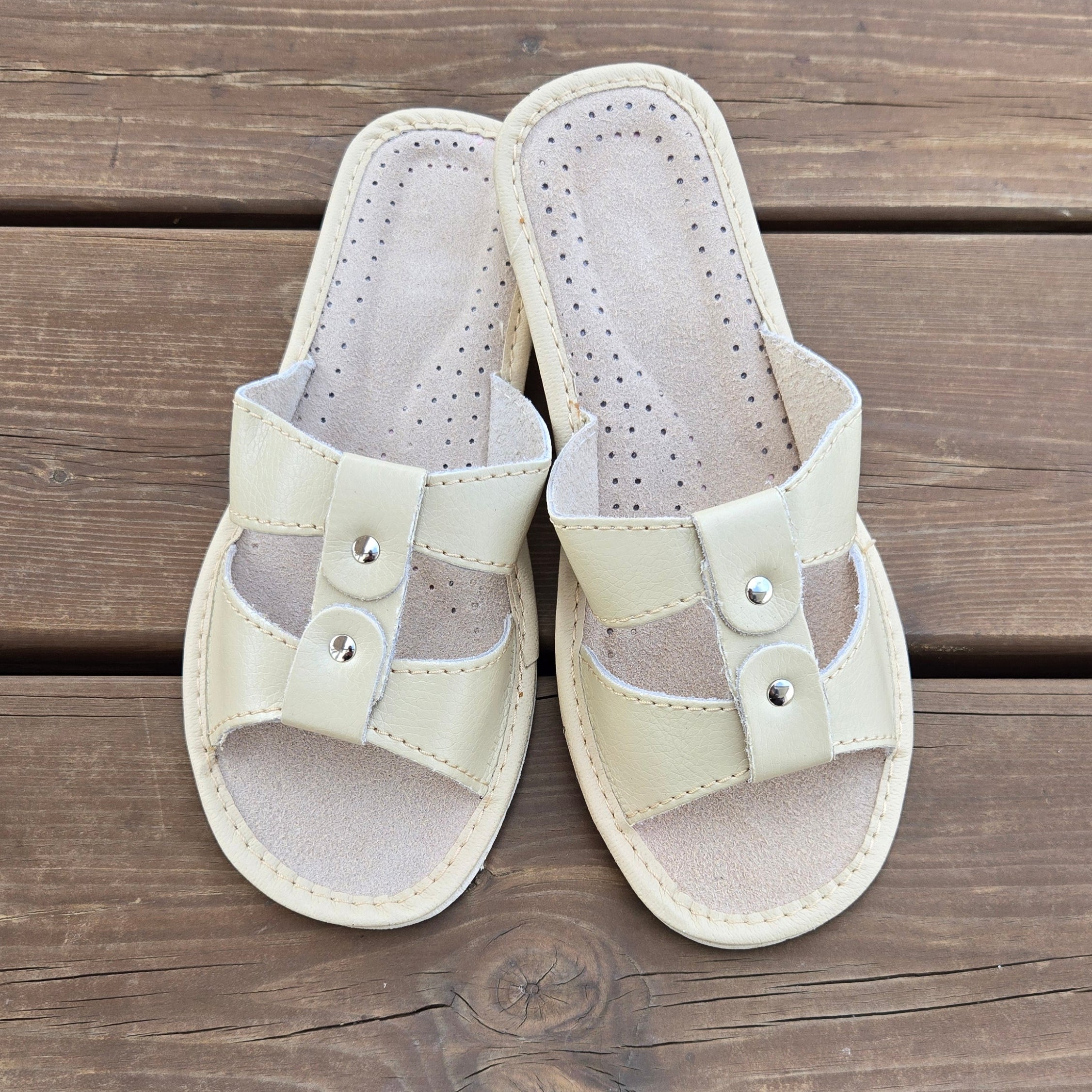 Pantoufles cuir beige bout ouvert