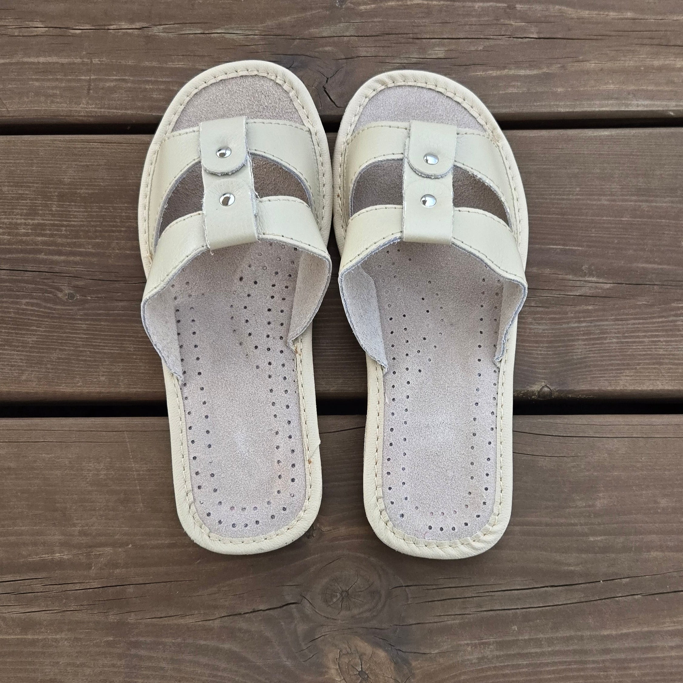 Pantoufles cuir beige bout ouvert