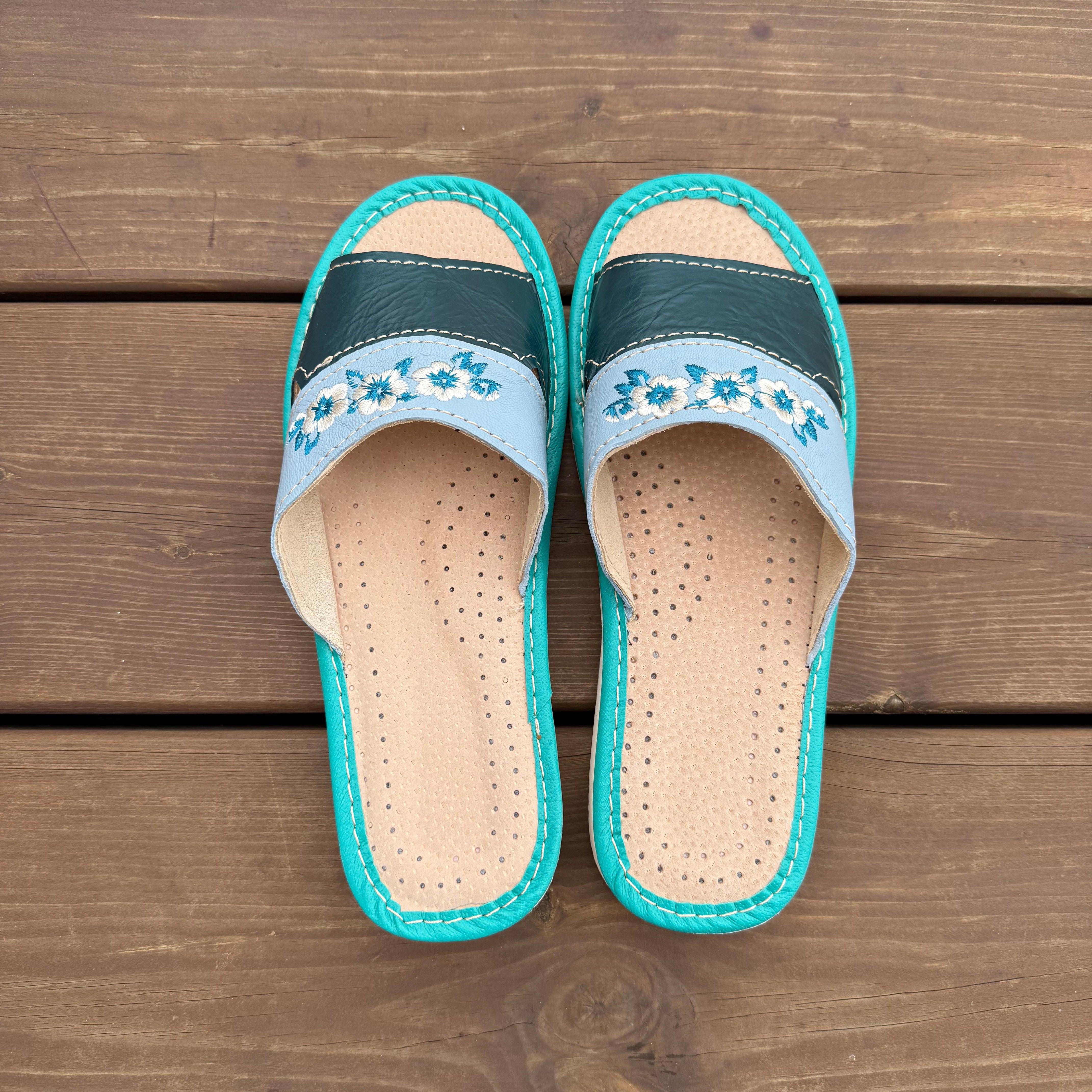 Pantoufles cuir vert bleu bout ouvert