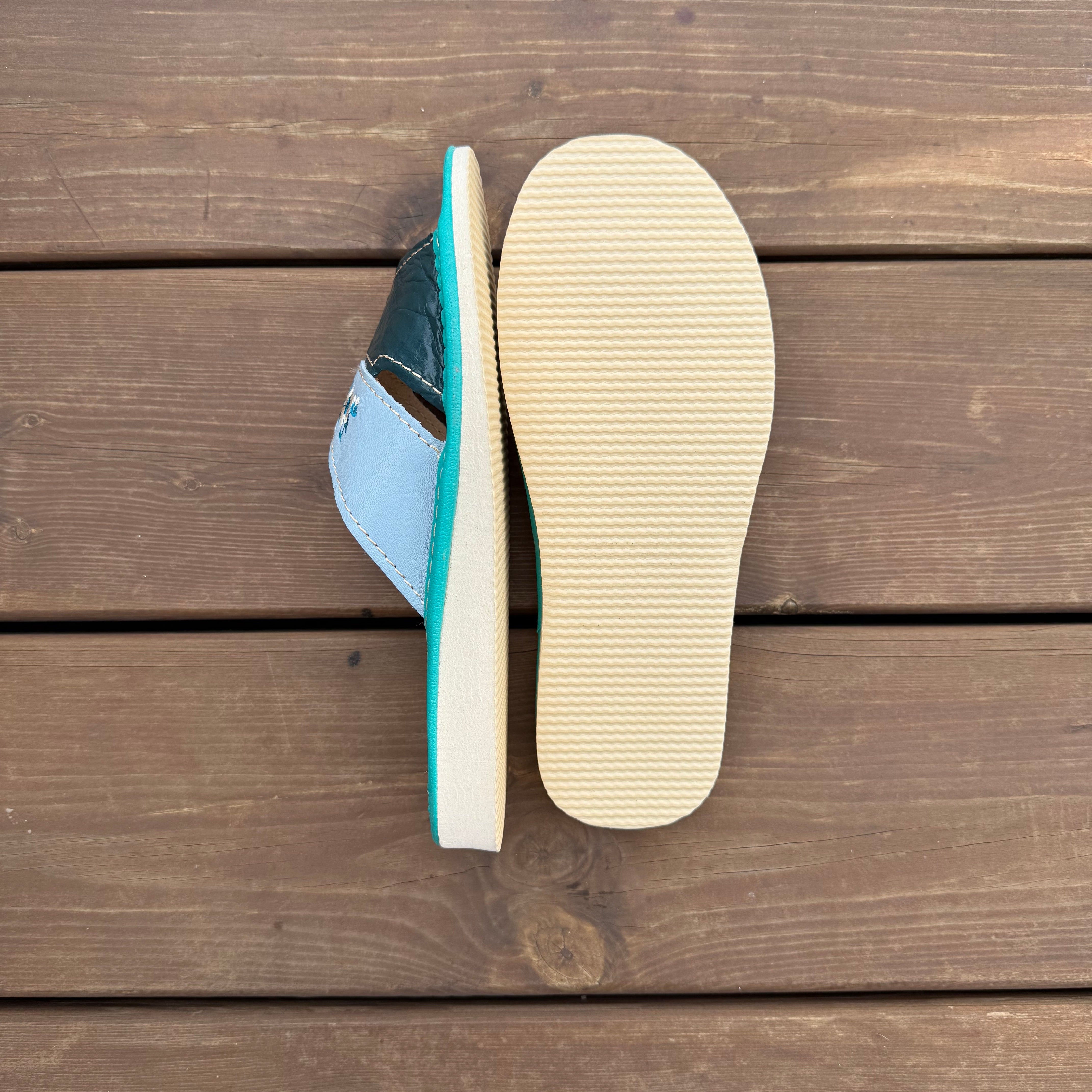 Pantoufles cuir vert bleu bout ouvert