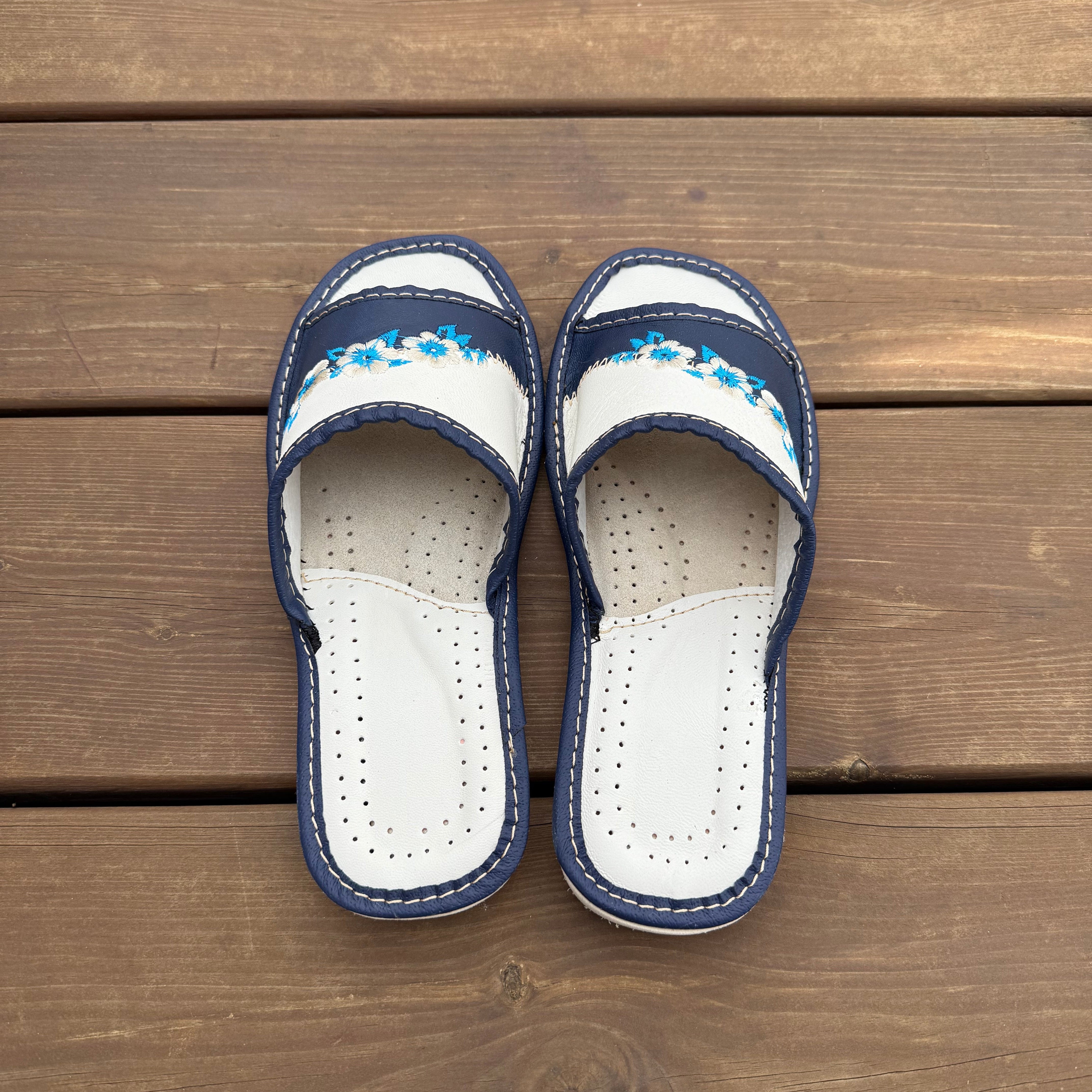 Pantoufles cuir bleu bout ouvert
