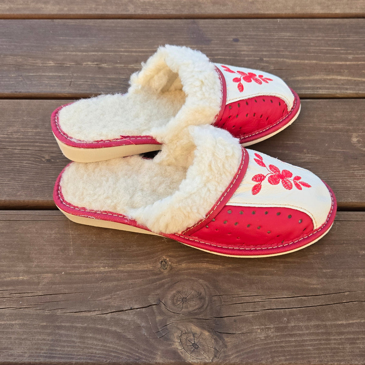 Pantoufles femme hiver en laine de mouton, brodées