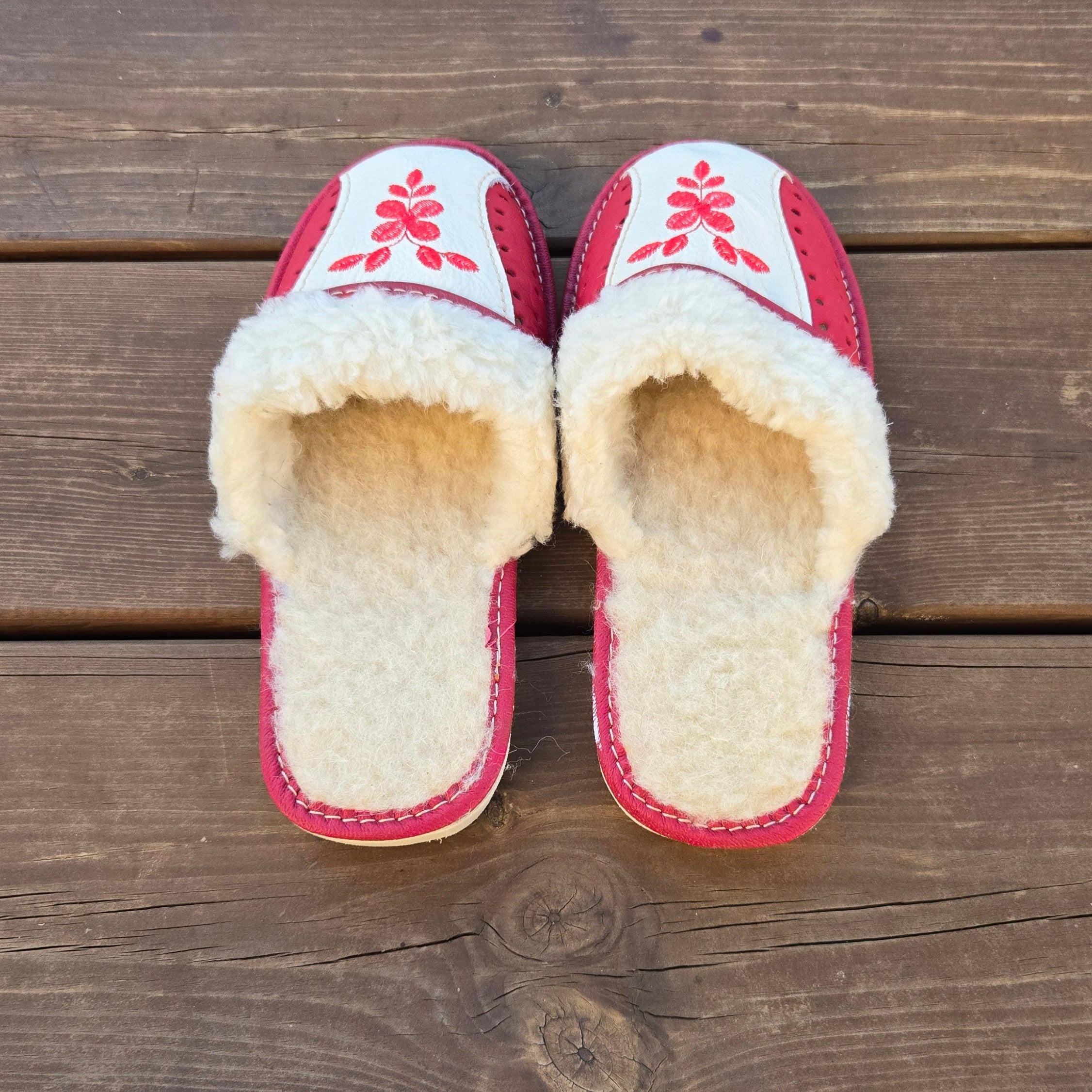 Pantoufles femme hiver en laine de mouton, brodées