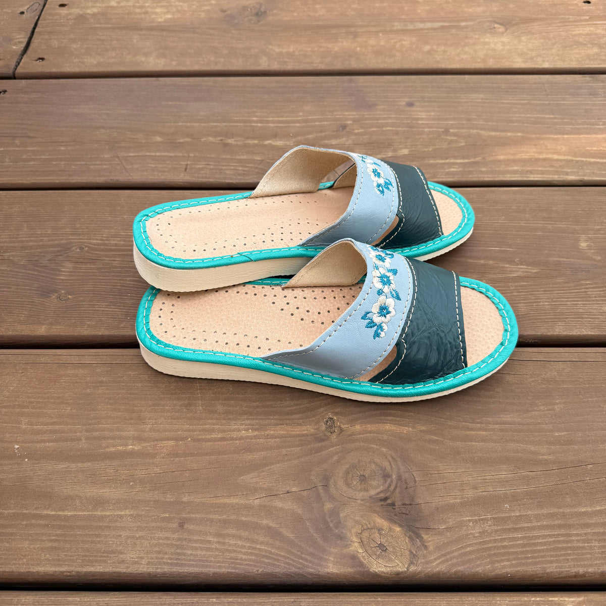Mules femme cuir vert et bleu bout ouvert