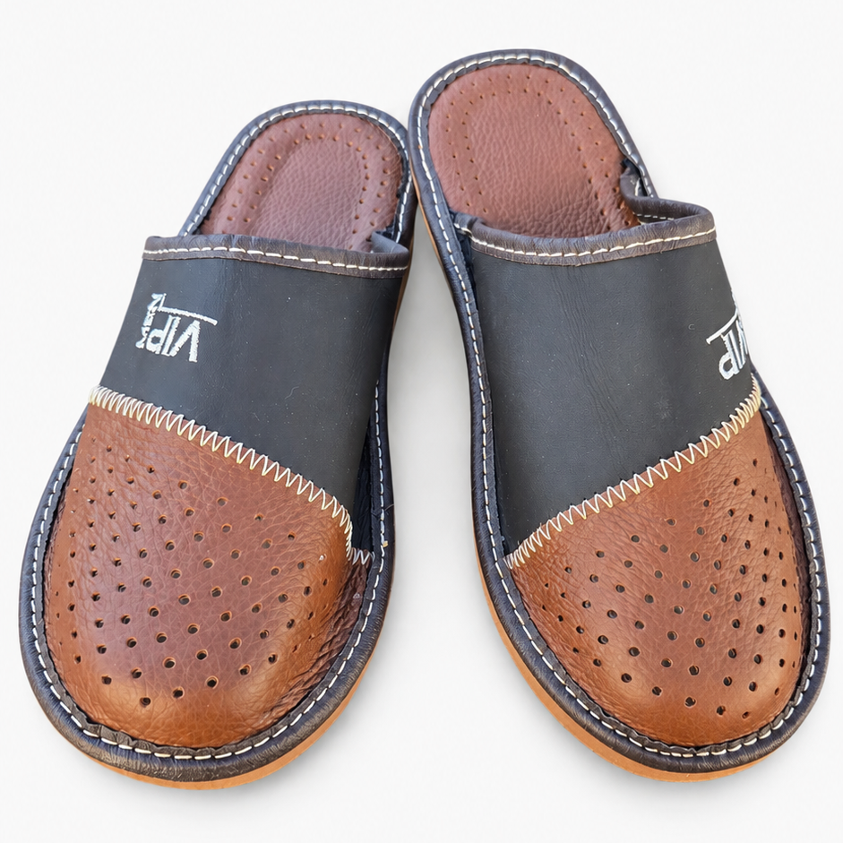 Vue de face des pantoufles homme en cuir marron broderie VIP