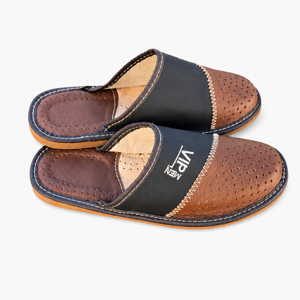 Vue de profil des pantoufles homme en cuir marron