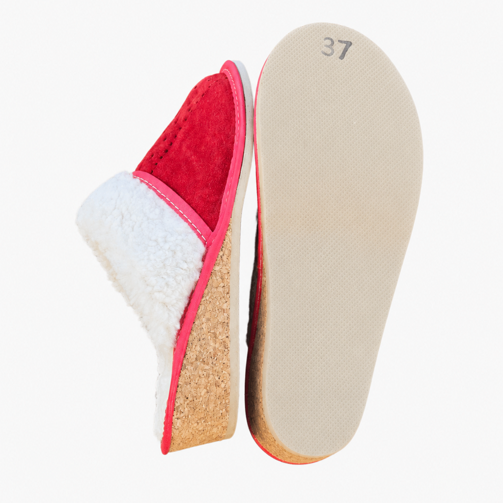 Chaussons fourrés mouton femme, daim rouge, talon liège 4 cm